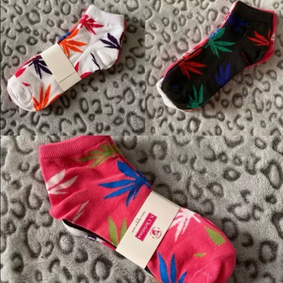 3 Pair Pack of Pot Leaf Ankle Socks 🍃 Hot Pink, White, & Black 💗🖤🤍 Brand New - Picture 1 of 4